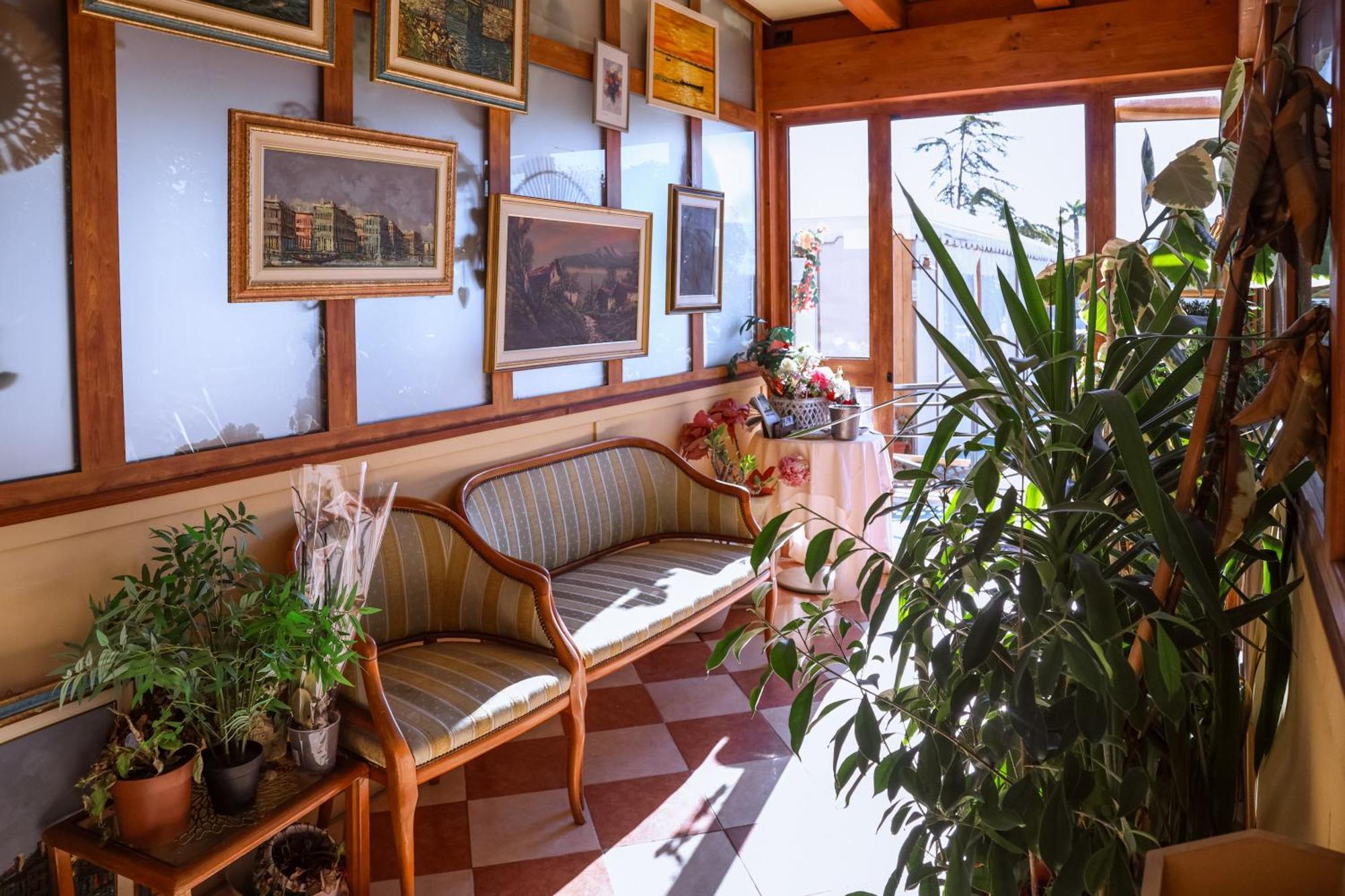 Hotel Villa Sara เมสเตร ภายนอก รูปภาพ