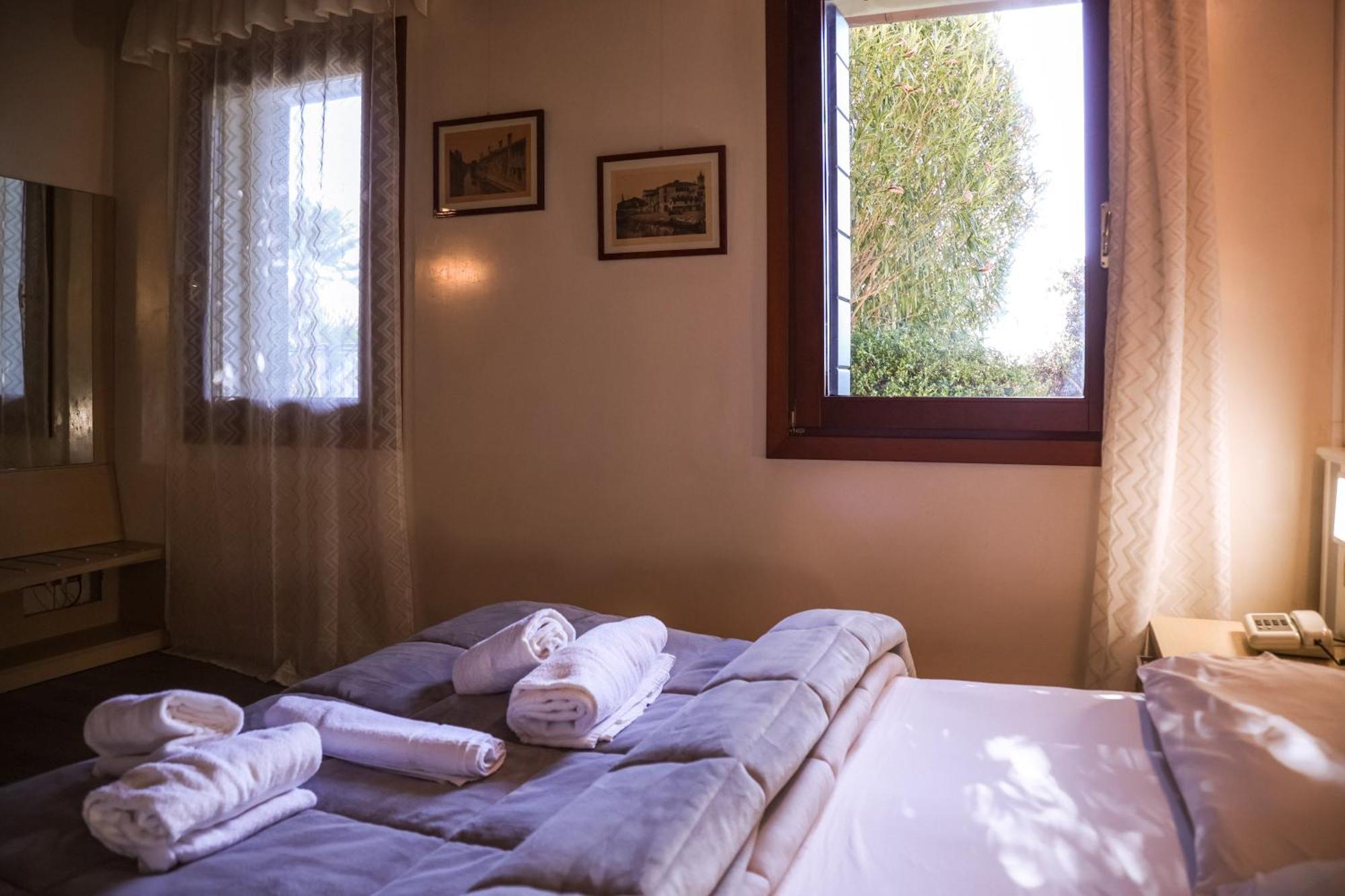 Hotel Villa Sara เมสเตร ภายนอก รูปภาพ