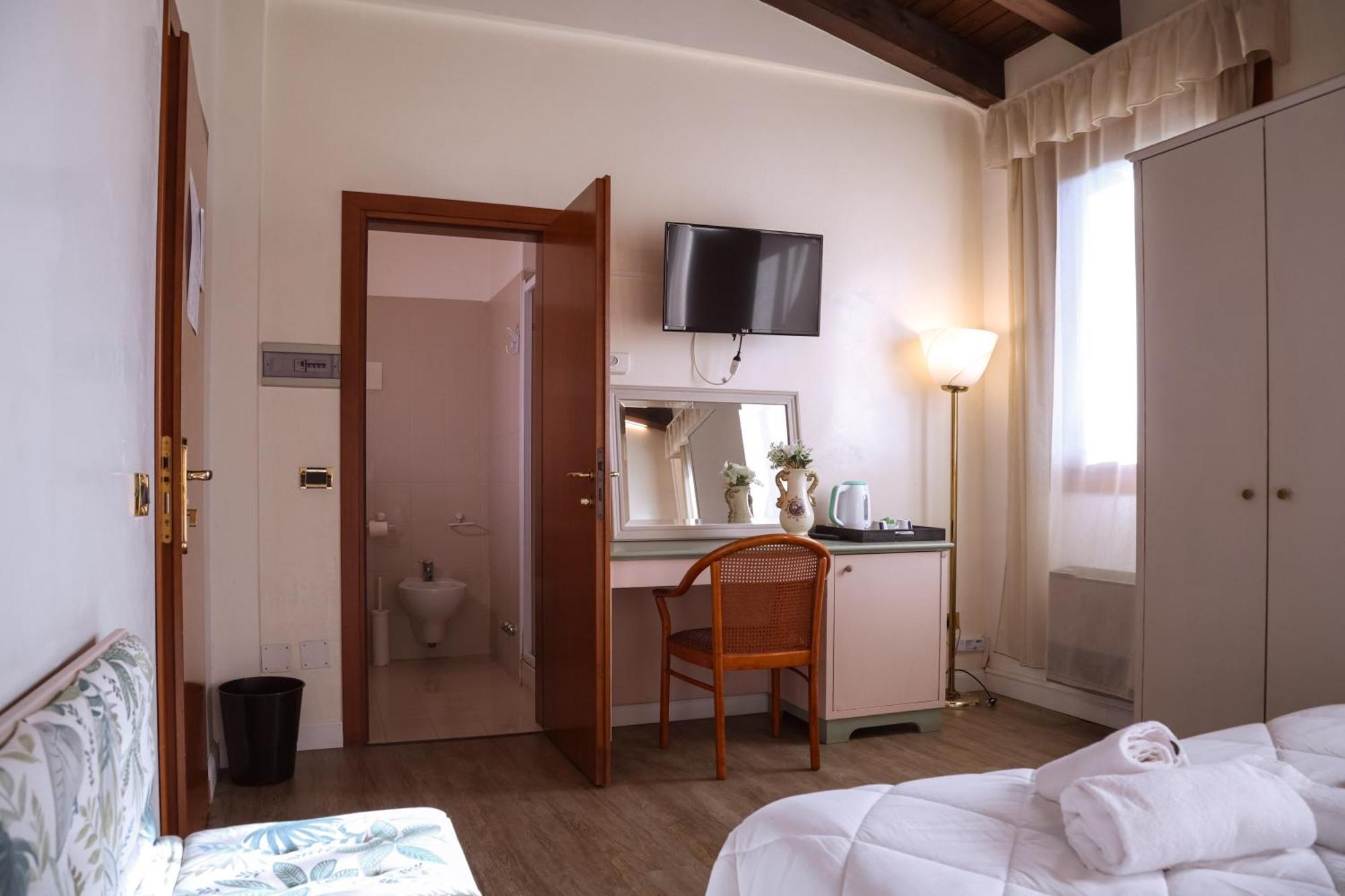 Hotel Villa Sara เมสเตร ภายนอก รูปภาพ