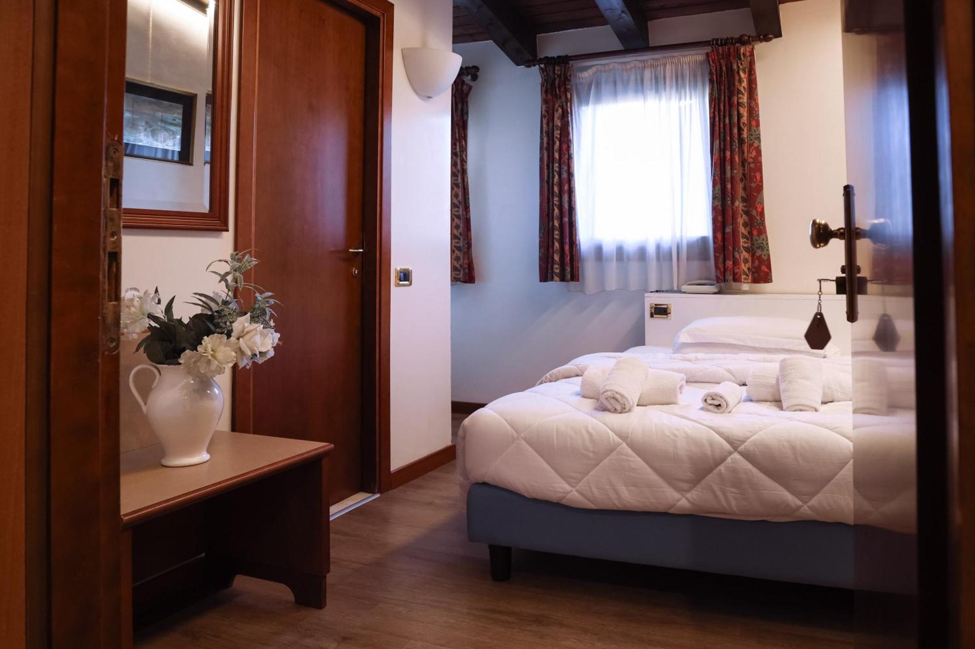 Hotel Villa Sara เมสเตร ภายนอก รูปภาพ